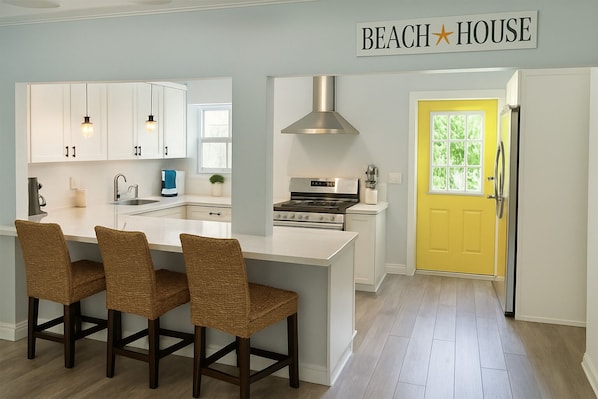 Microwave, oven, stovetop, dishwasher - Gorgeous 3/2 Minutes to downtown Naples & the sand (Naples)