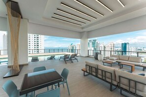 Interior - Modern 1-Bedroom Overlooking Panama Skyline (Panamá)