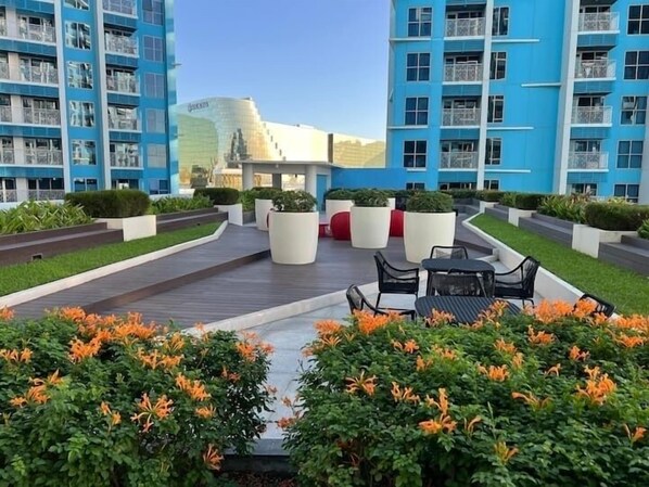 Outdoor dining - Perfect Seaview 2 Bedrooms, Nearby Okada Casino, Solaire Casino, Airport & MOA (Parañaque)