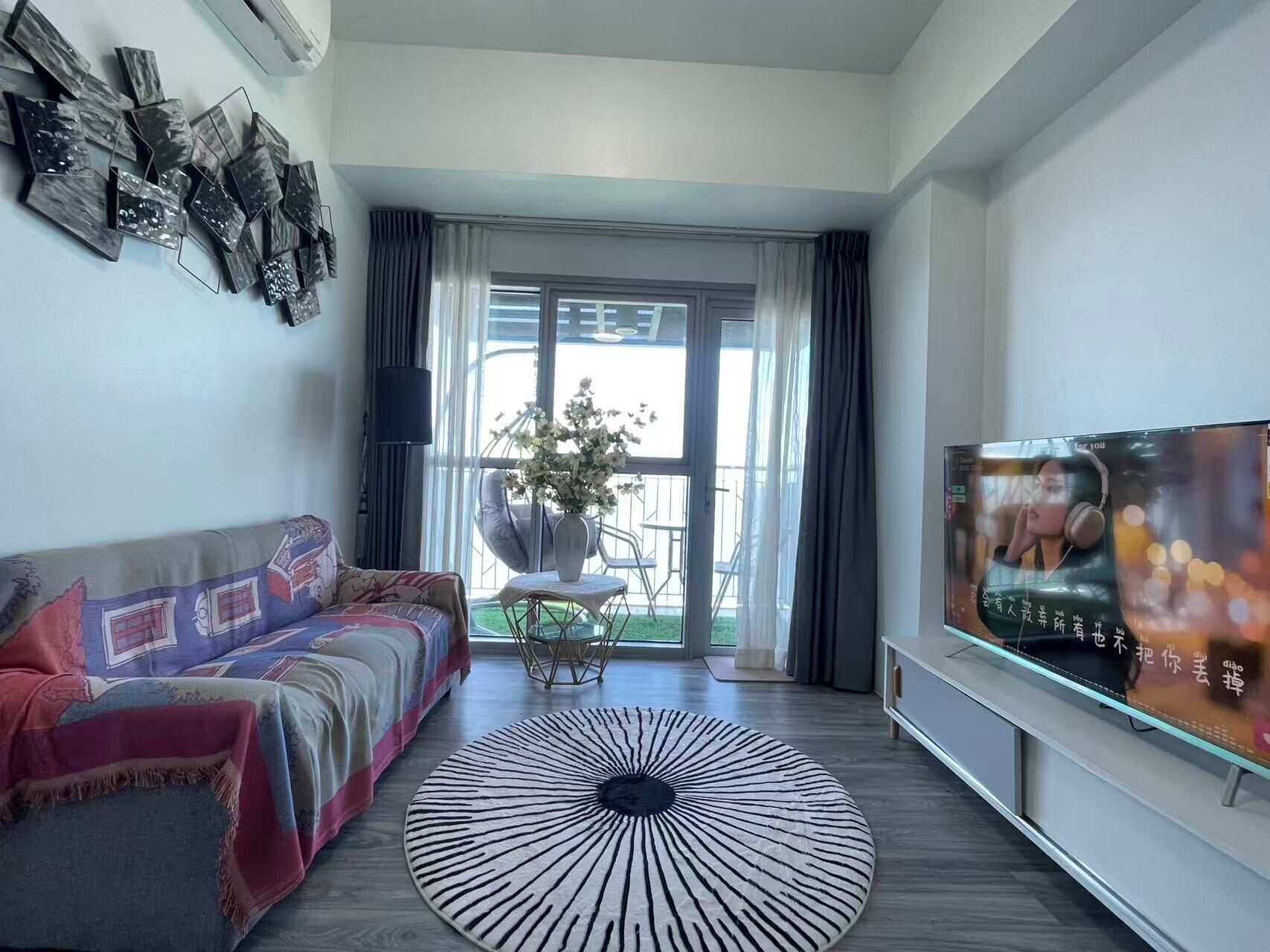 TV connectée, cheminée, livres, vidéothèque