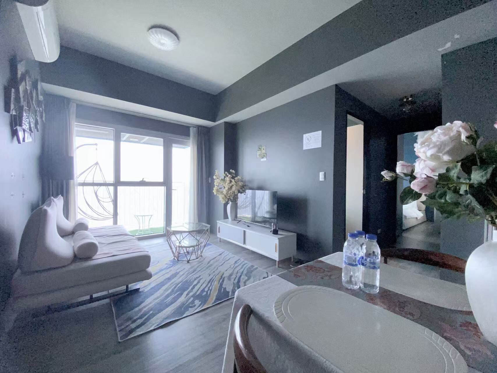 Smart-TV, Kamin, Bücher, Videothek