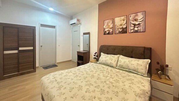 Een slaapkamer met een bed, een plafondventilator, een kledingkast en een deur.