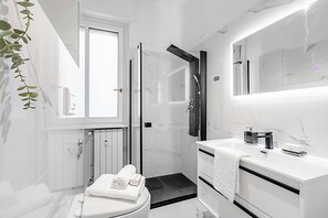 Shower, hair dryer, bidet, towels - Specchio Di Cielo Arona Center, Arona, Italy (Arona)