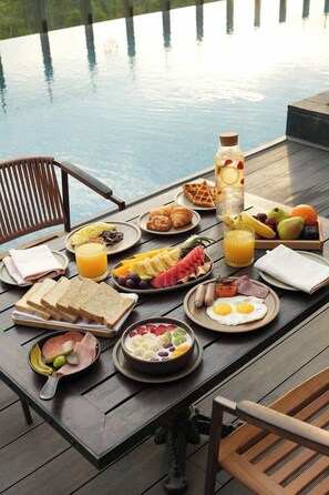 Outdoor dining - Swissotel Nusantara (Bukit Subur)