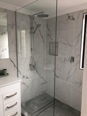 Shower, hair dryer, towels, soap - Archer View - 72 Archer Steet, Emu Park (Emu Park)
