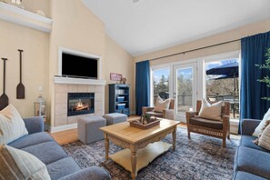 TV, fireplace - Near Lake-Pool, Hot tub, Putting Green and Pinball (Hollister)