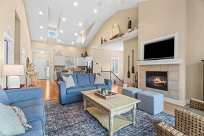 TV, fireplace - Near Lake-Pool, Hot tub, Putting Green and Pinball (Hollister)