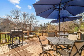 Outdoor dining - Near Lake-Pool, Hot tub, Putting Green and Pinball (Hollister)