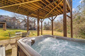 Outdoor dining - Near Lake-Pool, Hot tub, Putting Green and Pinball (Hollister)