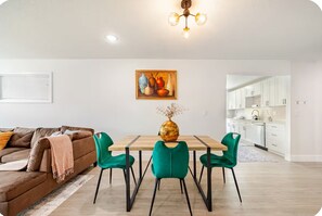 Interior - Comfortable & Quiet 2BR/2BA, Near Park Ave & Rollins, Extended Stays Welcome. (Winter Park)