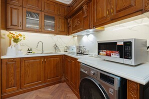 Lakosztály, kilátással a városra | Privát konyha | Nagyméretű hűtő/fagyasztó, mikrohullámú sütő és főzőlap