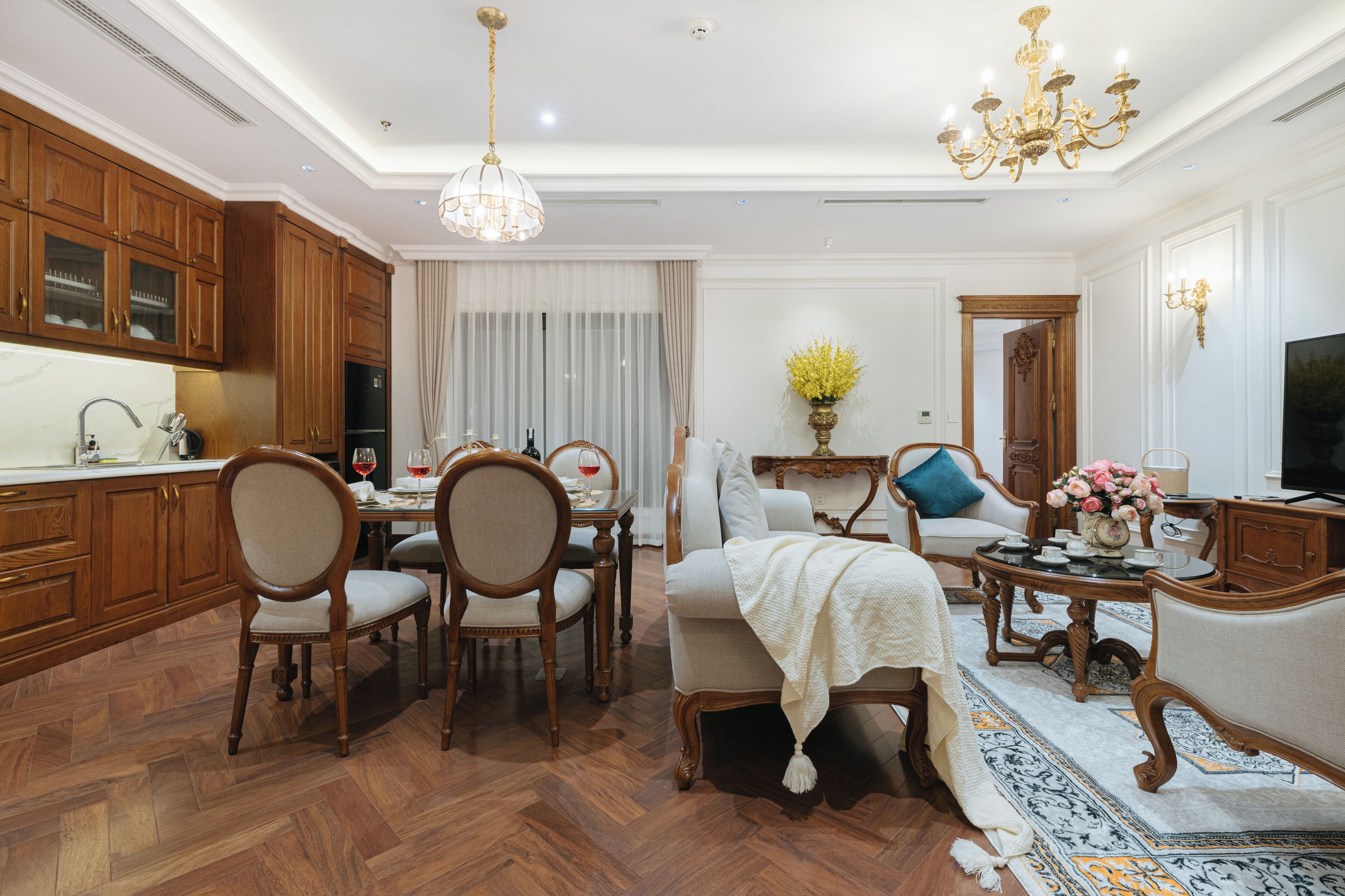 Juniorsvit - utsikt mot staden | Vardagsrum | 60-tums tv med kabelkanaler