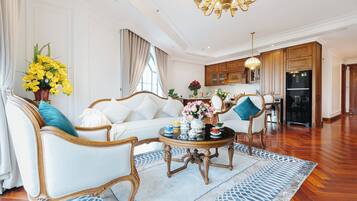 Suite ejecutiva, vista al lago | Área de sala de estar | Televisión de 60 pulgadas con canales por cable