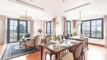 Suite presidencial, vista al lago | Área de sala de estar | Televisión de 60 pulgadas con canales por cable