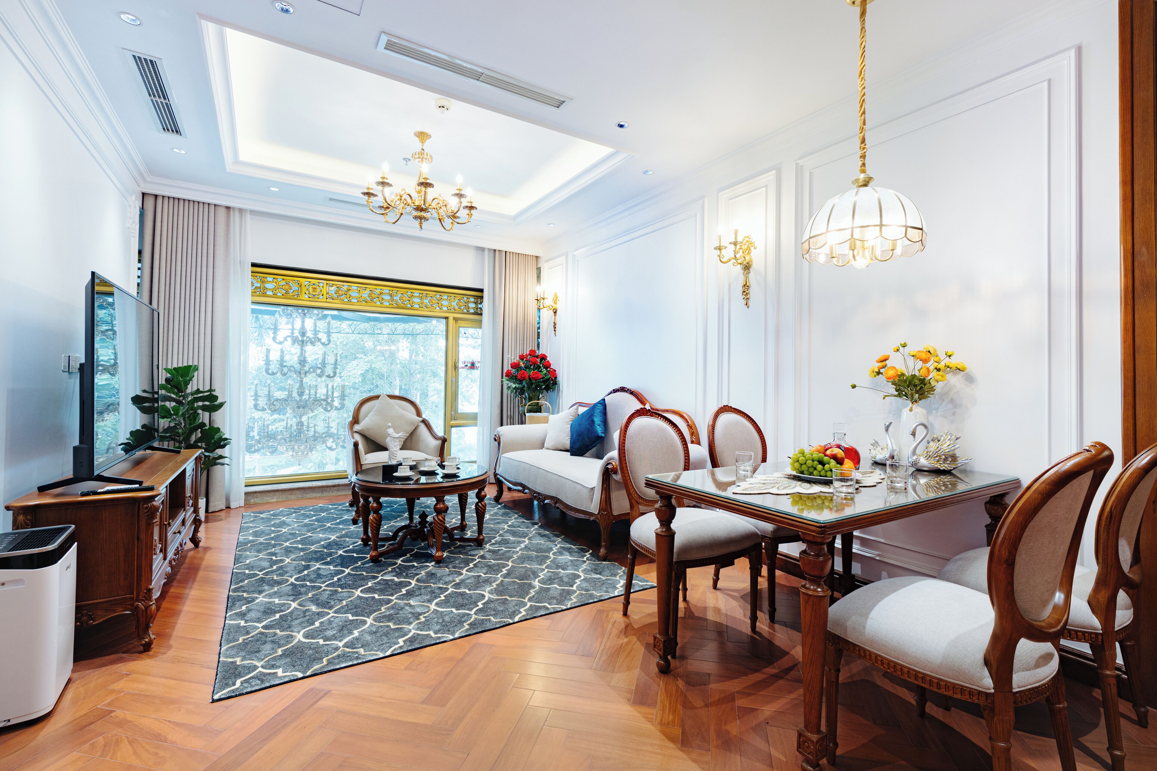 Svit Deluxe - sjöutsikt | Vardagsrum | 60-tums tv med kabelkanaler