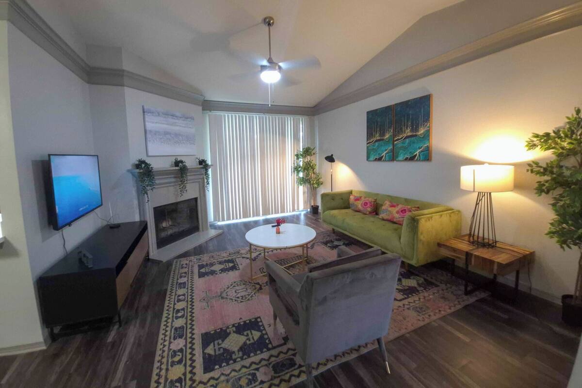 Apartamento, 2 quartos | Área de estar | Smart TV 55 polegadas com canais digitais