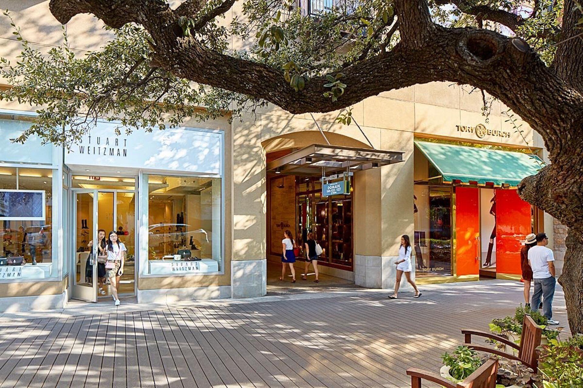 Une vitrine avec une façade en verre et une enseigne indiquant « Stuart Weitzman ».