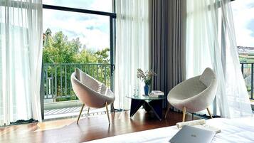Desk, iron/ironing board, WiFi