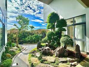 المنطقة المحيطة بالمنشأة