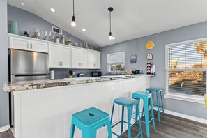 Private kitchen - Golf Cart, Hot Tub, Bar, Pet friendly, 5 minutes to Beach! (Jamaica Beach)