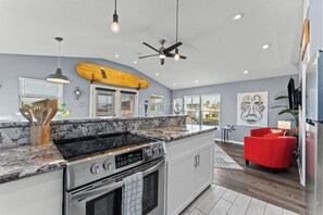 Private kitchen - Golf Cart, Hot Tub, Bar, Pet friendly, 5 minutes to Beach! (Jamaica Beach)