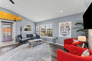 Smart TV - Golf Cart, Hot Tub, Bar, Pet friendly, 5 minutes to Beach! (Jamaica Beach)