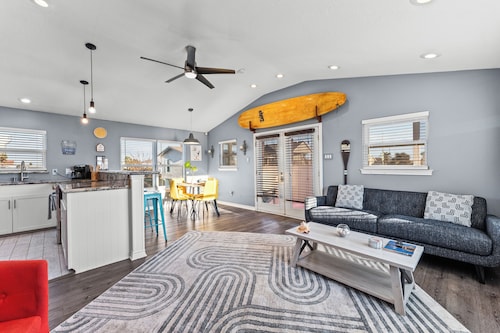 Golf Cart, Hot Tub, Bar, Pet friendly, 5 minutes to Beach!
