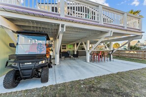 Outdoor dining - Golf Cart, Hot Tub, Bar, Pet friendly, 5 minutes to Beach! (Jamaica Beach)