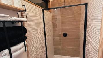 Haartrockner, HandtĂŒcher, Seife, Toilettenpapier