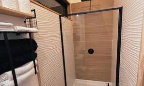 Sèche-cheveux, serviettes fournies, savon, papier toilette