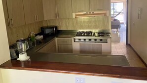 Private kitchen - Comfortable and safe apartment with river view (Medellín)