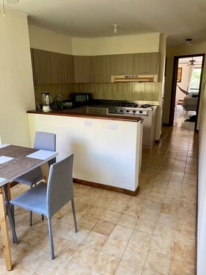 Dining - Comfortable and safe apartment with river view (Medellín)