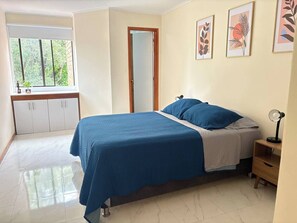 2 bedrooms, desk, free WiFi, bed sheets - Comfortable and safe apartment with river view (Medellín)