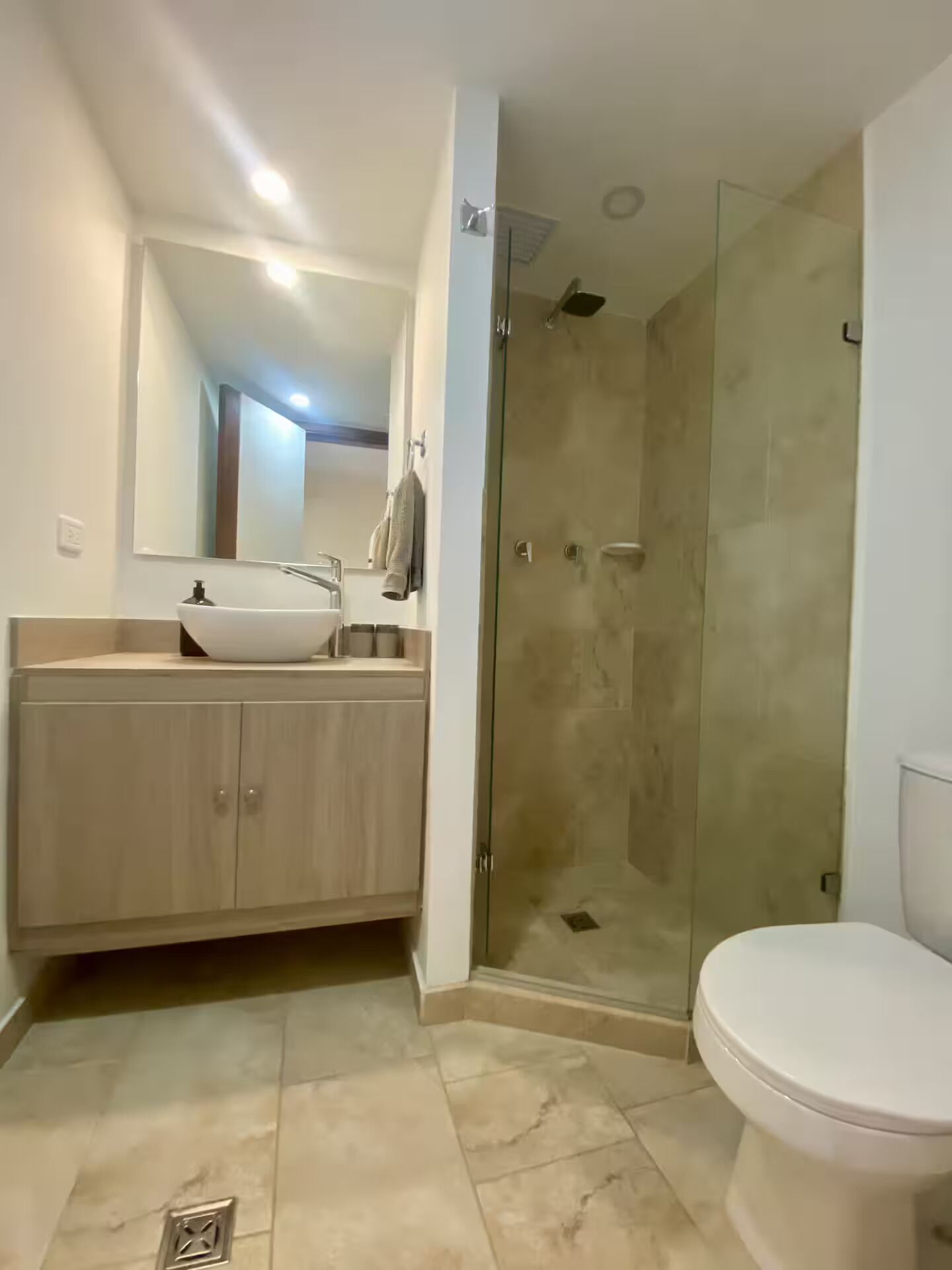Secador de pelo, toallas, jabón, papel higiénico