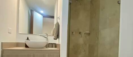 Secador de pelo, toallas, jabón, papel higiénico