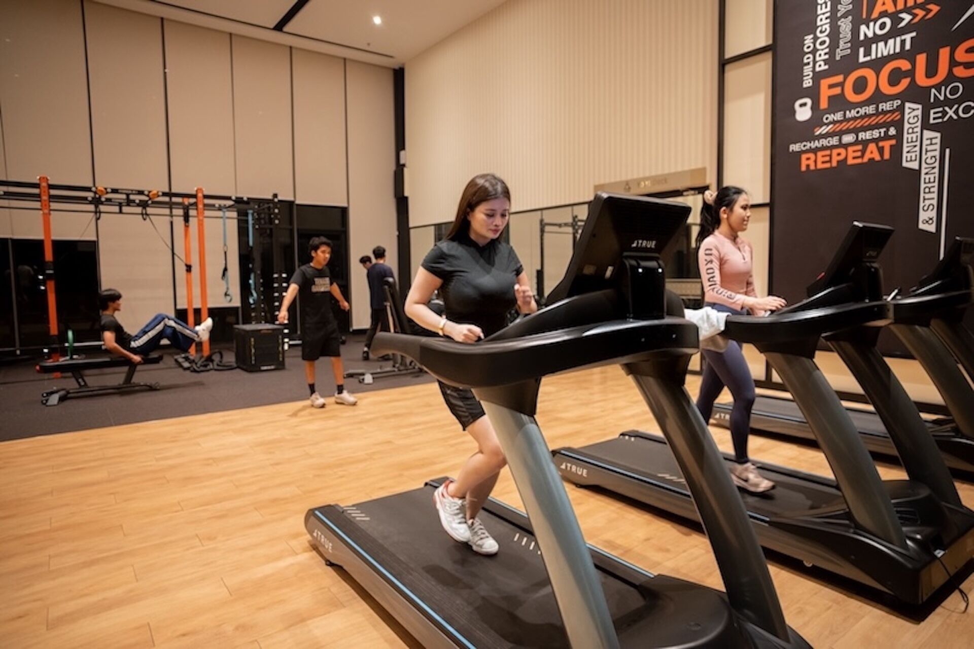 Une salle de sport équipée de tapis de course, de poids et d'appareils d'exercice.
