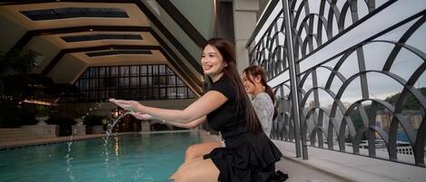 Outdoor pool, lifeguards on site