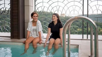 Outdoor pool, lifeguards on site