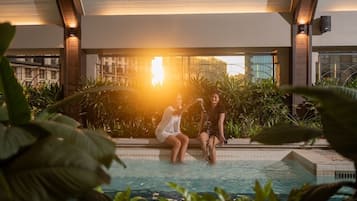 Kolam renang terbuka, penyelamat di tapak hartanah