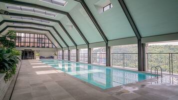 Outdoor pool, lifeguards on site