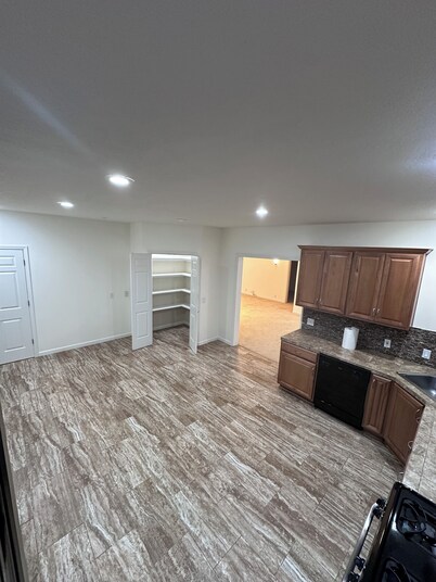 2-Bedroom Palace Townhome near University of Oregon Campus one minute from I-5!