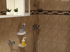 Studio (Studio Apartment with Terrace and Sea) | Bathroom | Shower, towels