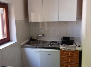 Apartment (One Bedroom Apartment with Terrace an) | Private kitchen | Fridge - Apartmani Green Oasis (Vis)