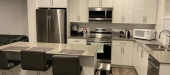 3 BEDROOM DUPLEX, 7 minutes to Train statio, 3 minutes to Anthony Henday,