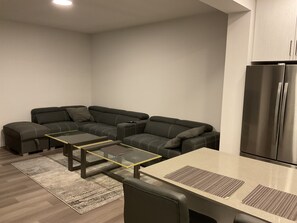 TV - 3 BEDROOM DUPLEX, 7 minutes to Train statio, 3 minutes to Anthony Henday, (Edmonton)