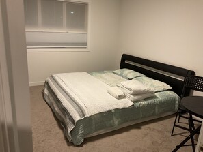 Iron/ironing board, WiFi, bed sheets - 3 BEDROOM DUPLEX, 7 minutes to Train statio, 3 minutes to Anthony Henday, (Edmonton)