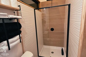 Stuga Deluxe - utsikt mot trädgården | Badrum | Gratis toalettartiklar, tvål, schampo och toalettpapper