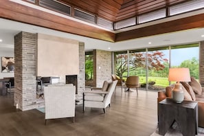 Smart TV - Spectacular Meadow View Lodge with Amazing Pool (Collegeville)