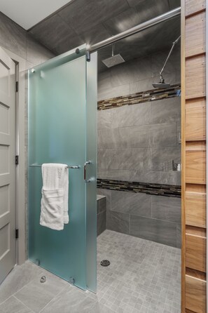 Shower, hair dryer, bidet, towels - Spectacular Meadow View Lodge with Amazing Pool (Collegeville)