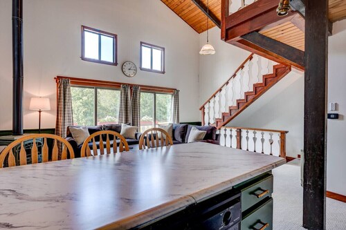 Spacious Retreat Near StoryLand, Ski Mtns & Trails